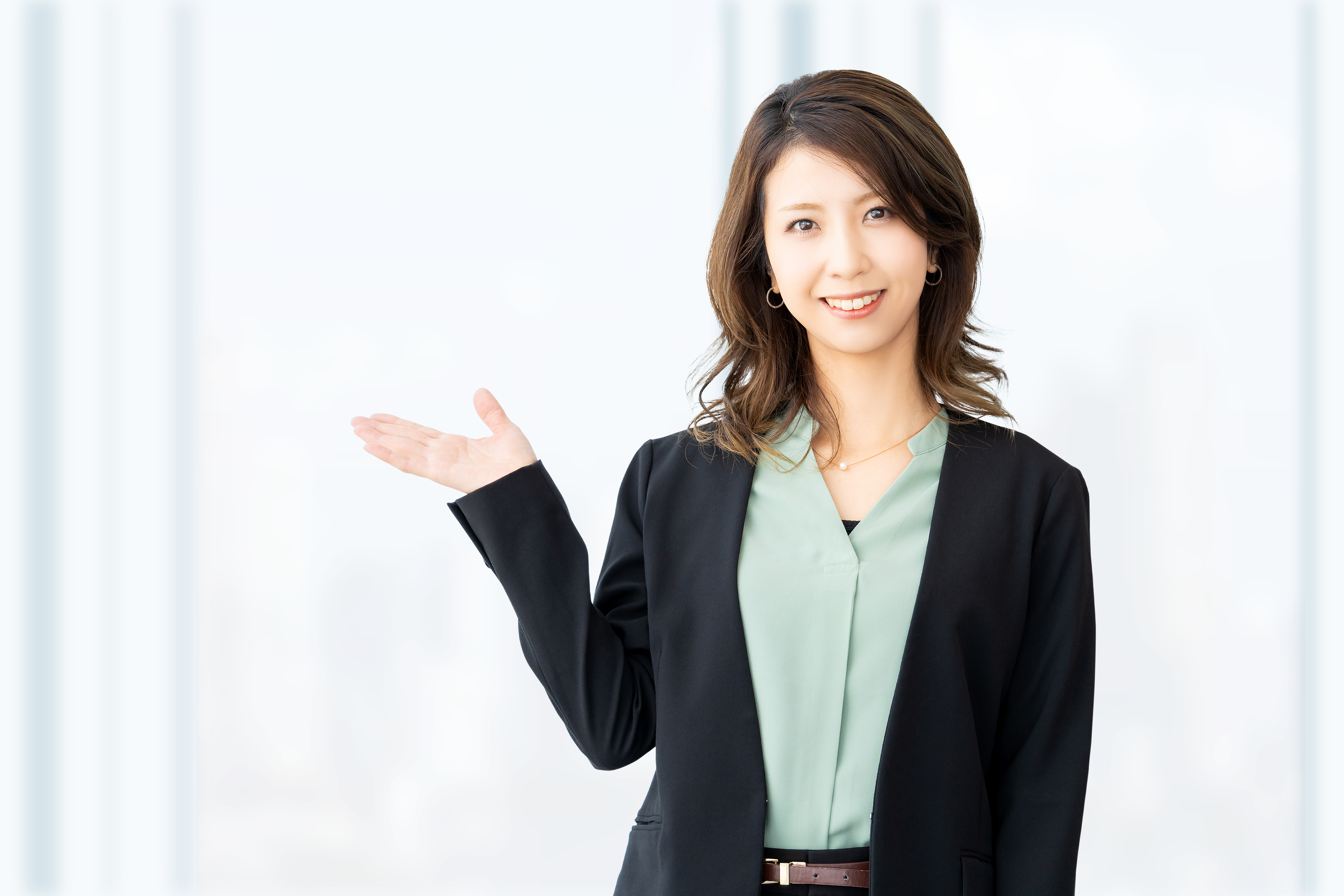 案内をする笑顔の女性・ビジネスウーマン