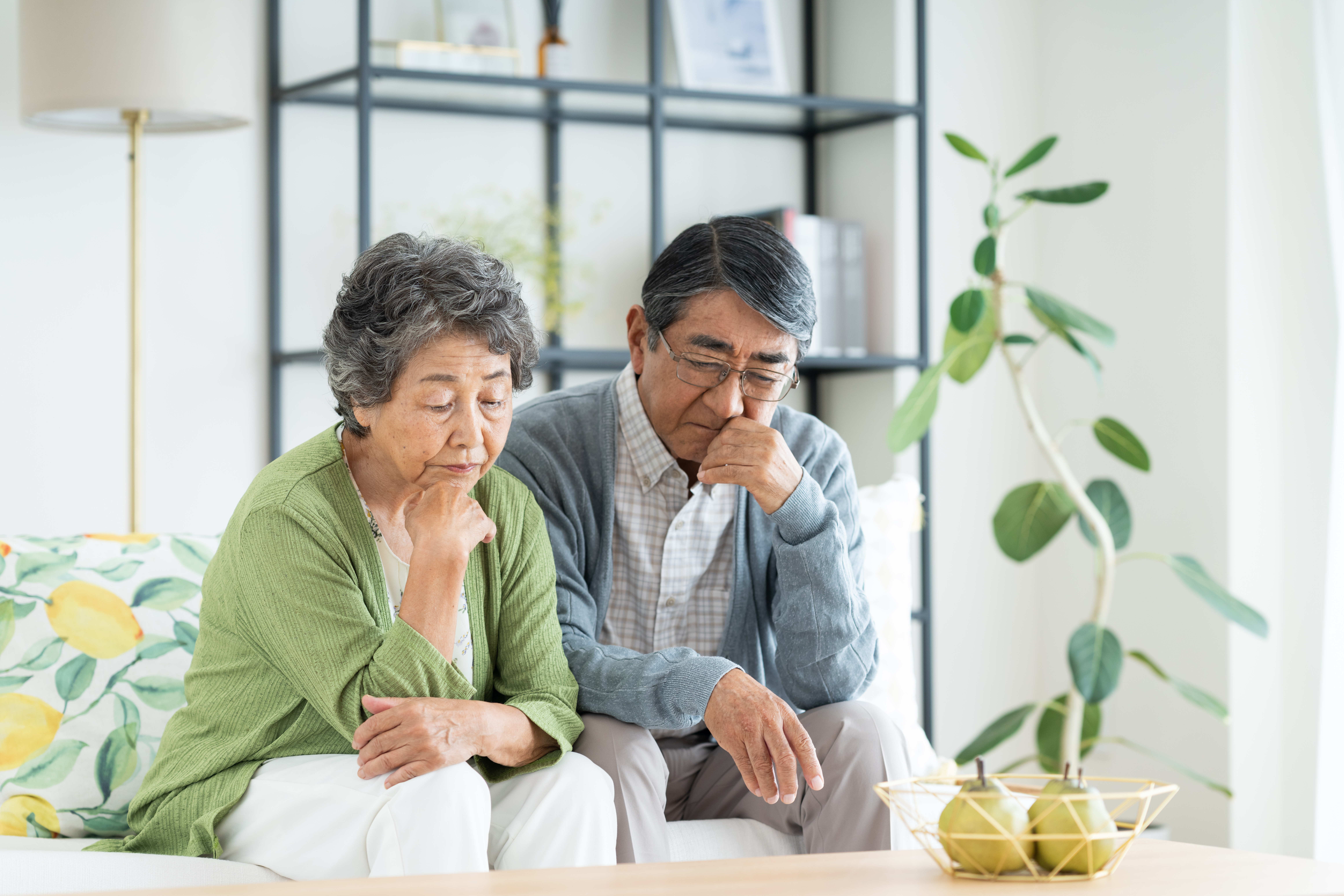 リビングで悩むシニアの夫婦