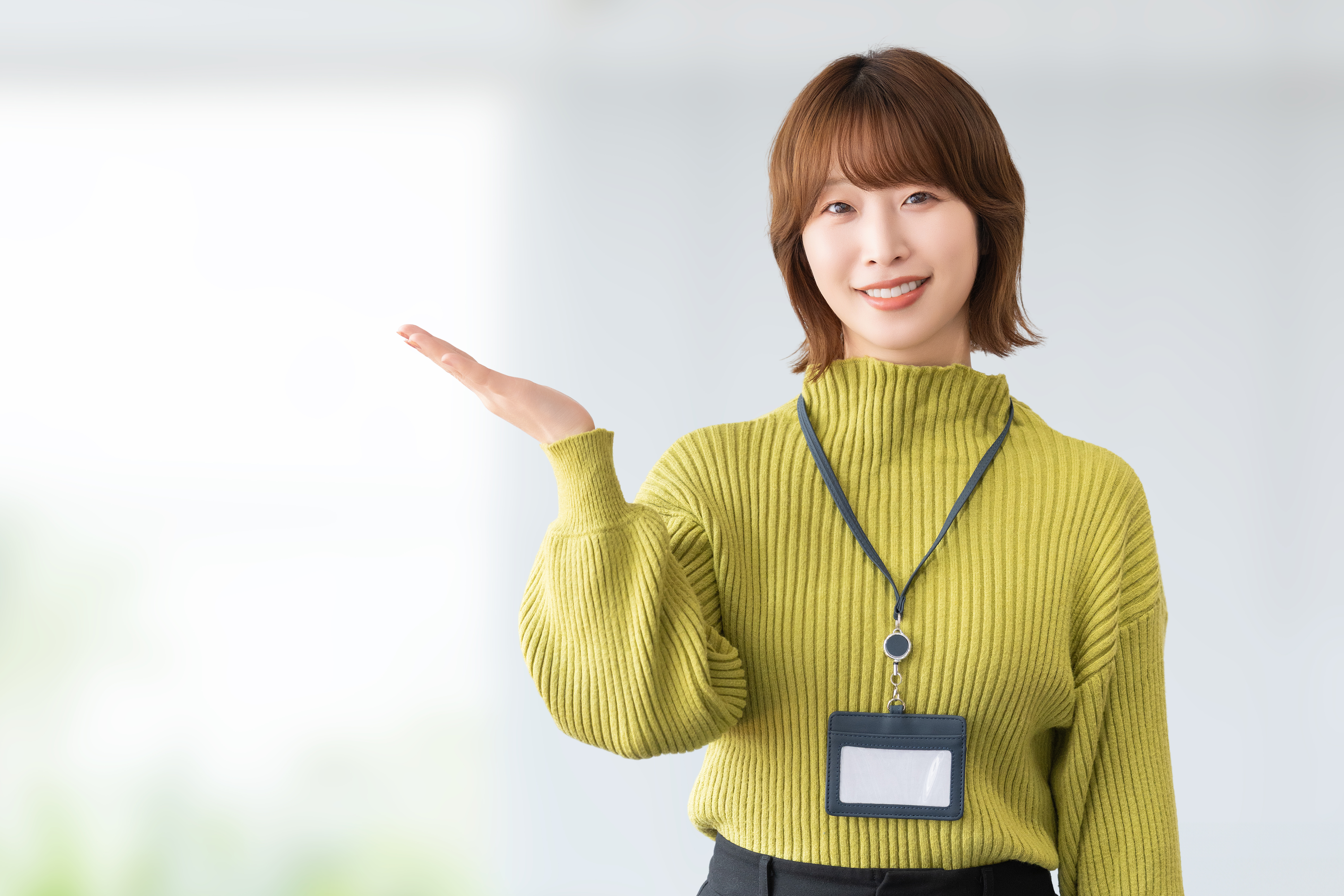 手で案内をする女性・ビジネスウーマン